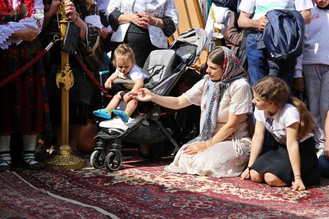 sfințire Biserica Mănăstirea Bisericani, credincioși la slujbă