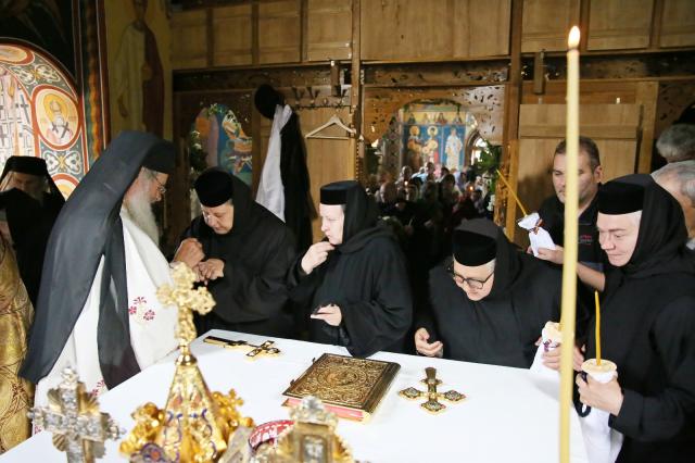 sfințire Biserica Mănăstirea Bisericani, închinare Sfântul Altar,