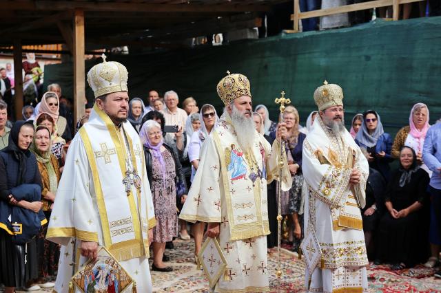 sfințire Biserica Mănăstirea Bisericani, IPS Teofan, PS Veniamin, PS Macarie,