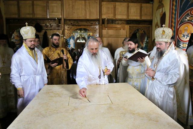 sfințire Biserica Mănăstirea Bisericani, sfințire sfânta masă,