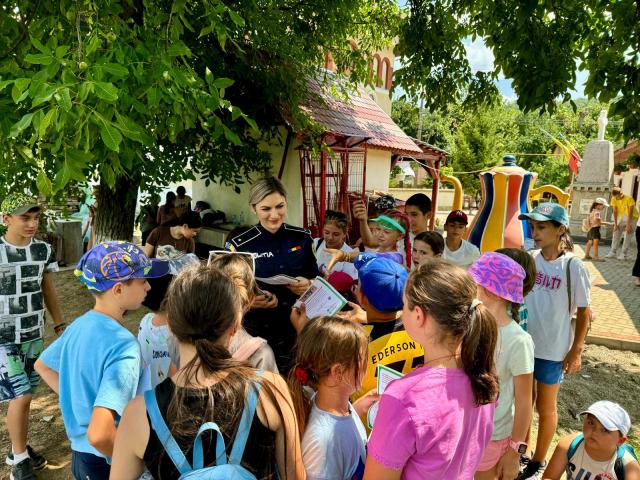 Reprezentanții Inspectoratului de Poliție Județean Iași, alături de participanții Taberei din Pridvorul Satului