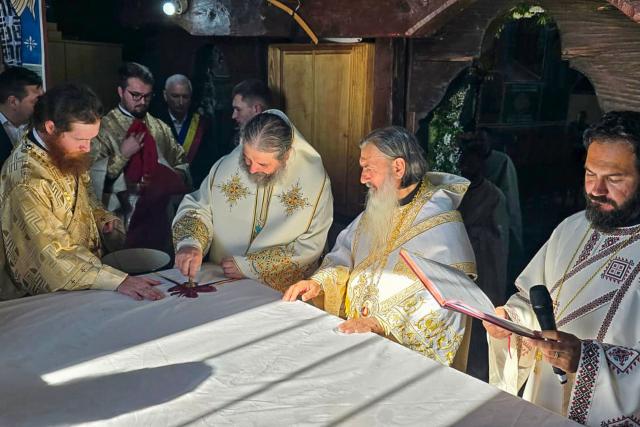 Biserica Parohiei „Sfinţii Voievozi” – Hudeşti, care datează din anul 1759, resfințită astăzi de doi ierarhi