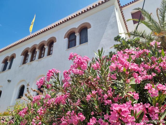 Frumusețea florilor de la Mănăstirea Sfântului Nectarie din Eghina