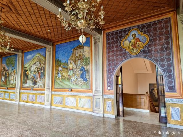 Minuni ale Icoanei Maicii Domnului de la Mega Spileo zugrăvite în interiorul mănăstirii