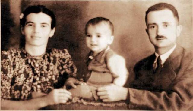Patriarhul Daniel, copil, cu părinții Alexie și Stela Ciobotea. Sursă foto: Ziarul Lumina