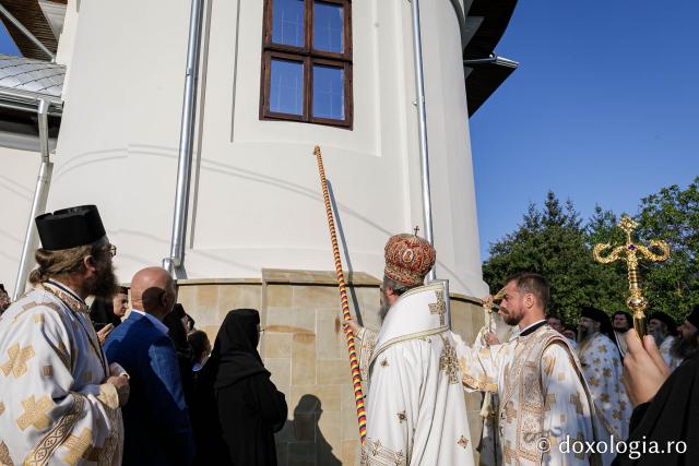 (Foto) Zi de îndoită bucurie la Mănăstirea Văratec: Biserica „Schimbarea la Față”, târnosită de hramul Sfântului Iosif, ocrotitorul așezământului