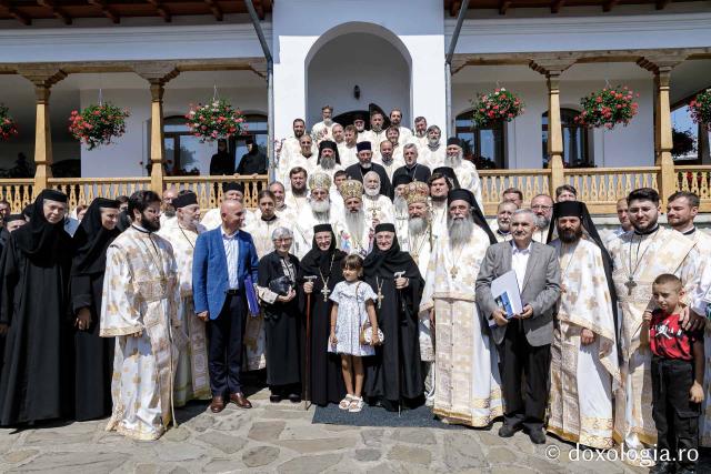 Resfințire de biserică și hram, la Mănăstirea Văratec