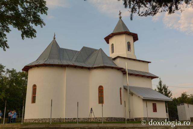 Sfințire de biserică la Mândrești-Movileni
