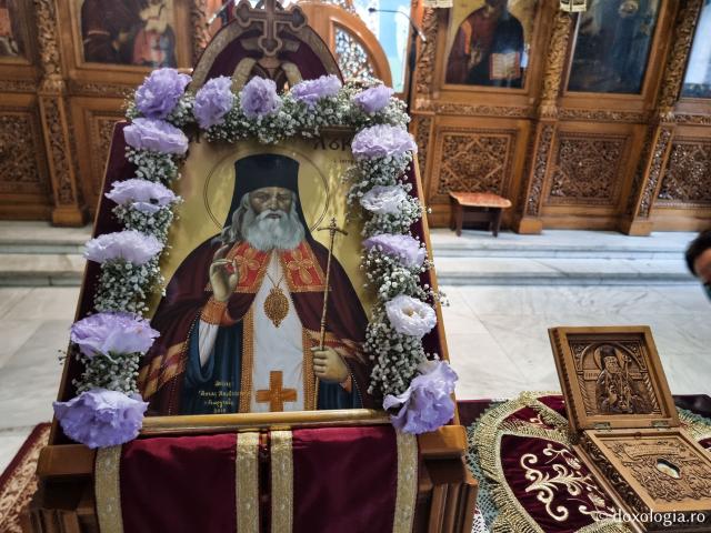 Închinare la moaștele Sfântului Ierarh Luca al Crimeii de la Biserica „Sfântul Atanasie” din Tesalonic