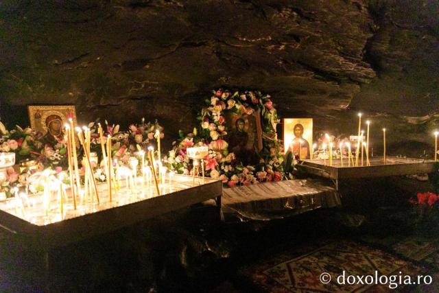 (Video) În miez de noapte și-n miezul unei bucurii depline – procesiune spre peștera Sfintei Teodora de la Sihla