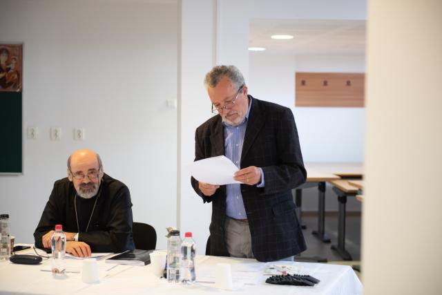 O teză de doctorat care vorbește despre importanța dialogului interdisciplinar dintre filosofie și teologie, notată joi cu „Summa cum laude”