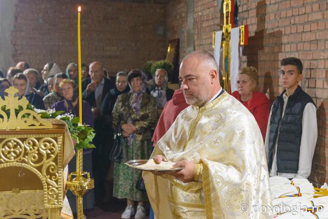 Altarul Bisericii „Sfinții Părinți Ioachim și Ana” din  Moara de Vânt a fost sfințit de Părintele Mitropolit Teofan