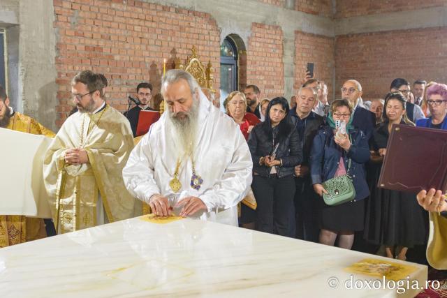 Altarul Bisericii „Sfinții Părinți Ioachim și Ana” din  Moara de Vânt a fost sfințit de Părintele Mitropolit Teofan
