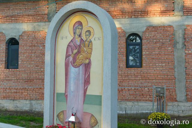 Altarul Bisericii „Sfinții Părinți Ioachim și Ana” din  Moara de Vânt a fost sfințit de Părintele Mitropolit Teofan