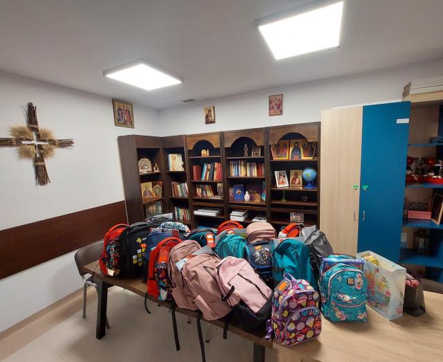 „Început de an școlar cu hăinuțe și ghiozdan”