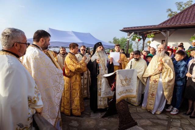 Biserica din satul Arama, care datează din 1836, a primit din veșmânt nou de har