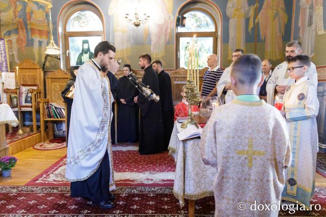 Hram la parohia Curături