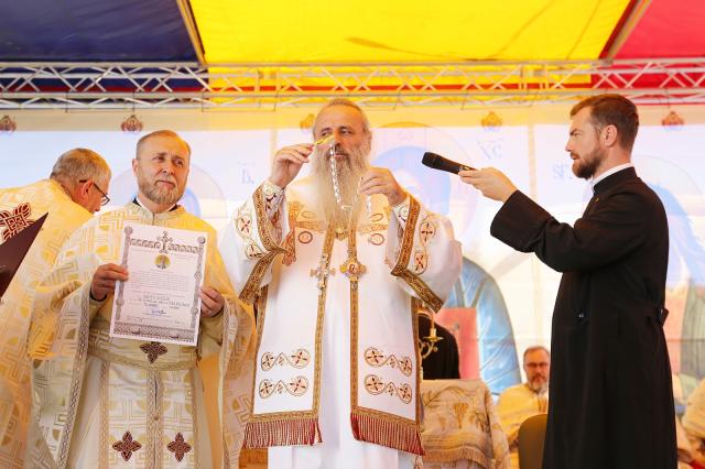 Paraclisul Parohiei Valea Seacă a fost târnosit. IPS Teofan: „Suntem rânduiți de Dumnezeu pentru a fi iconomi în ceea ce privește familia proprie și țara”