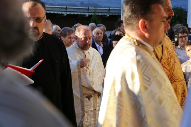 Paraclisul Parohiei Valea Seacă a fost târnosit. IPS Teofan: „Suntem rânduiți de Dumnezeu pentru a fi iconomi în ceea ce privește familia proprie și țara”