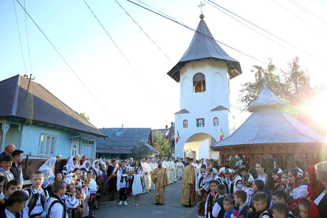 Paraclisul Parohiei Valea Seacă a fost târnosit. IPS Teofan: „Suntem rânduiți de Dumnezeu pentru a fi iconomi în ceea ce privește familia proprie și țara”