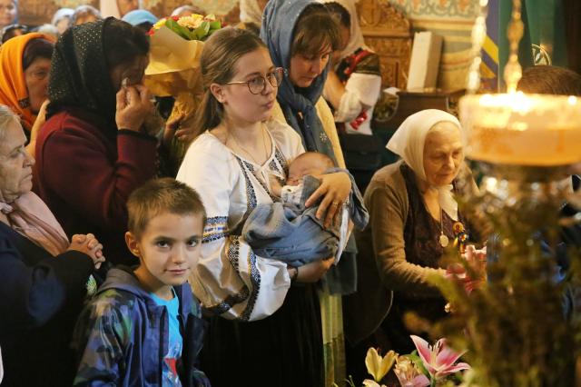 credincioși la Sfânta Liturghie