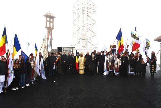 Liturghie și binecuvântare pe Muntele Mic, la Crucea ridicată în cinstea eroilor bănățeni