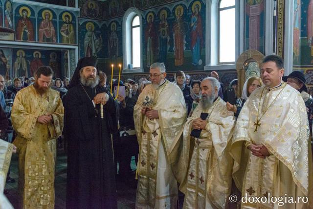 Slujire arhierească la Biserica „Sfântul Spiridon” din Târgu Neamț