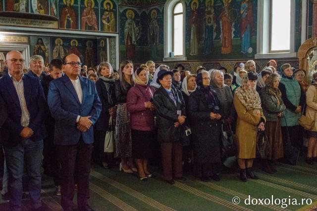 Slujire arhierească la Biserica „Sfântul Spiridon” din Târgu Neamț