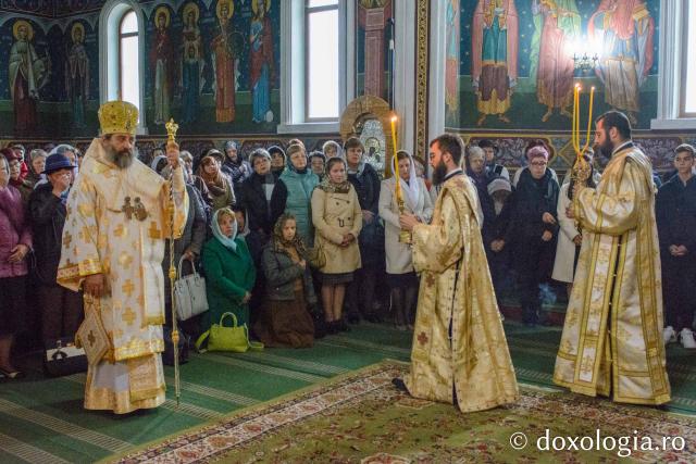 Slujire arhierească la Biserica „Sfântul Spiridon” din Târgu Neamț