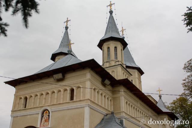 Slujire arhierească la Biserica „Sfântul Spiridon” din Târgu Neamț