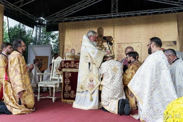 Doi ierarhi au sfințit biserica Parohiei „Sfântul Ierarh Nicolae” din Ciulinești - Probota