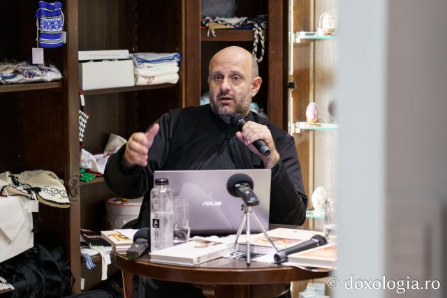 Prezentare de carte dedicată venirii moaștelor Sfântului Pantelimon în Iași, la Librăria Doxologia
