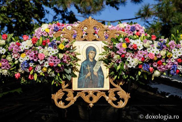 Împodobirea cu flori a baldachinului Sfintei Cuvioasei Parascheva