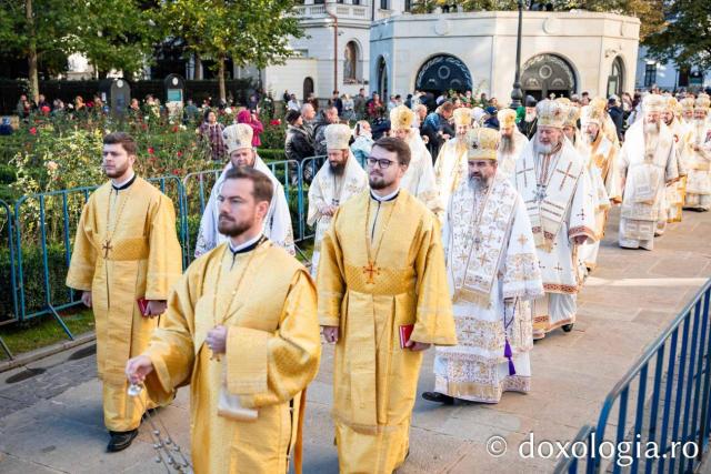 Ce ierarhi slujesc la Sfânta Liturghie din ziua de 14 octombrie?