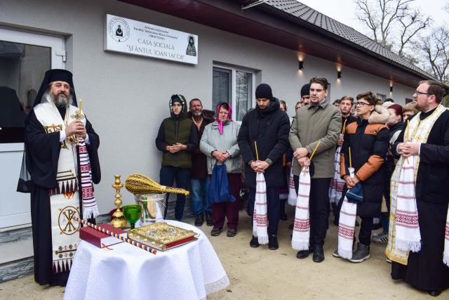 Liturghie arhierească și sfințire de casă socială în Parohia Oroftiana de Sus