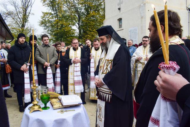Liturghie arhierească și sfințire de casă socială în Parohia Oroftiana de Sus