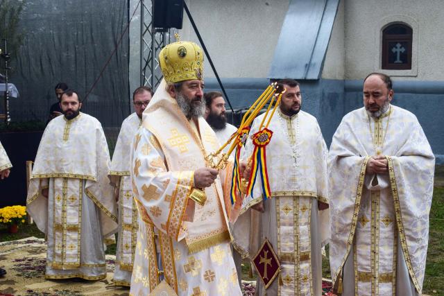Liturghie arhierească și sfințire de casă socială în Parohia Oroftiana de Sus