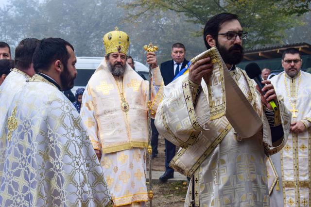 Liturghie arhierească și sfințire de casă socială în Parohia Oroftiana de Sus