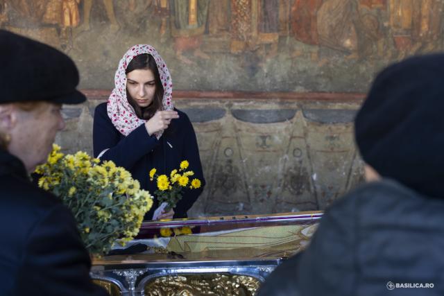 Pelerini pe Colina Bucuriei, rugători înaintea raclei Sfântului Dimitrie Basarabov