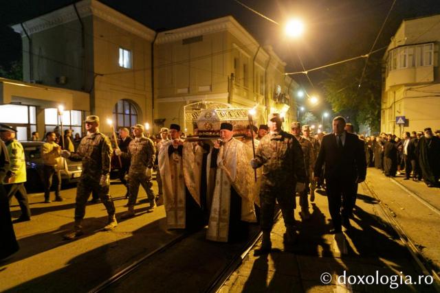 Calea Sfinților: Mii de suflete în duh de rugăciune, împreună cu doi sfinți făcători de minuni, pe străzile orașului
