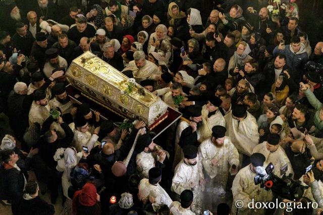 Procesiunea scoaterii spre închinare a moaștelor Sfintei Cuvioase Parascheva