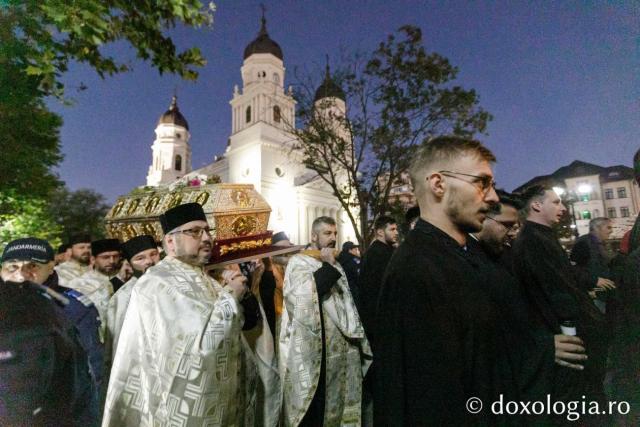 Hram 2024: A început sărbătoarea Mitropoliei Moldovei și Bucovinei. Sfânta Parascheva își așteaptă pelerinii afară