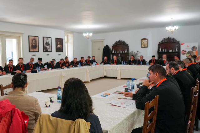 Ședință de lucru Pro Vita cu preoții din Arhiepiscopia Iașilor la Centrul Social Cultural „Sfântul Ilie” Miclăușeni