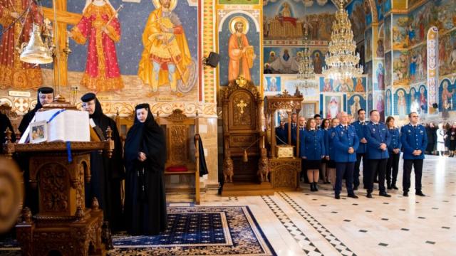 Jandarmii arădeni, binecuvântați și sărbătoriți la Mănăstirea Gai de ziua Ocrotitorilor Jandarmeriei Române