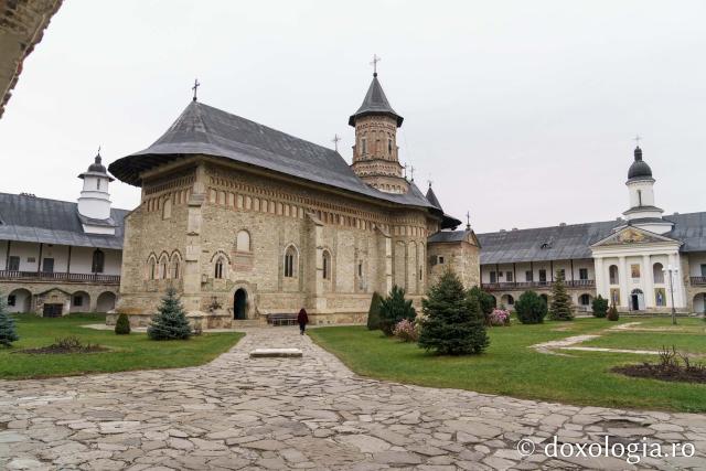Slujire arhierească în cinstea Sfântului Cuvios Paisie Velicicovschi, la Mănăstirea Neamț