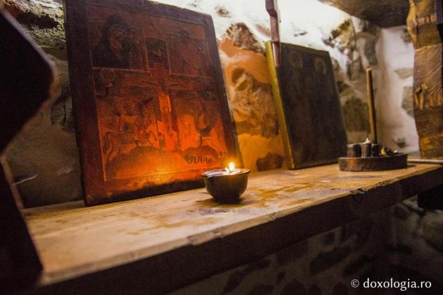 o candelă și o icoană în Muzeul Vivant