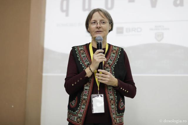 Proiecția filmului documentar Cămașa de duminică (România), în prezența regizoarei Cristina Chirvasie