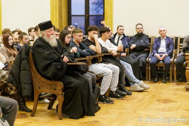 Două volume, semnate de părintele Nicolae Dura, au fost prezentate la Iași