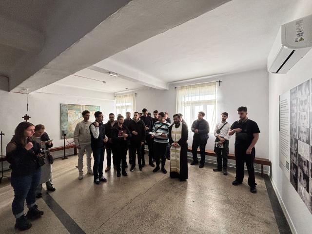 Studenții Facultății de Teologie Ortodoxă din Iași, în pelerinaj la Memorialul Pitești și la Mănăstirea Cernica