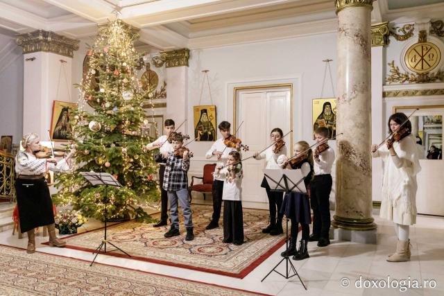 (Foto) Colegiul „Octav Băncilă” din Iași – Colindători la Reședința Mitropolitană 2024